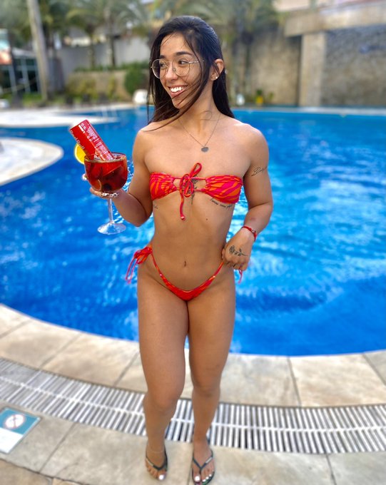 Amira-daher-musa-fitness-rj-na-piscina-de-biquini-vermelho