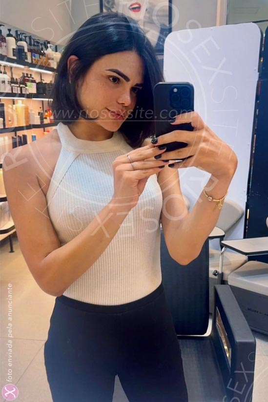 1 - photo of Laís Albuquerque