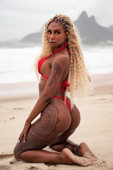 Acompanhante tatuada negra e sexy
