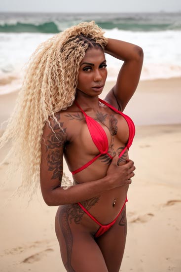 Acompanhante tatuada negra e sexy