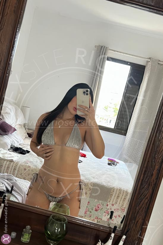 16 - photo of Julia Hills