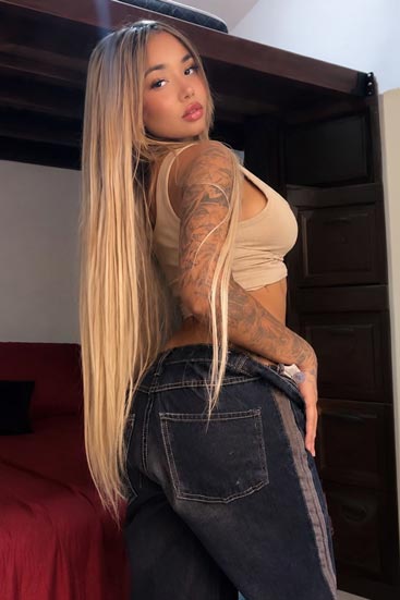 Garota de programa baixinha com seios grandes